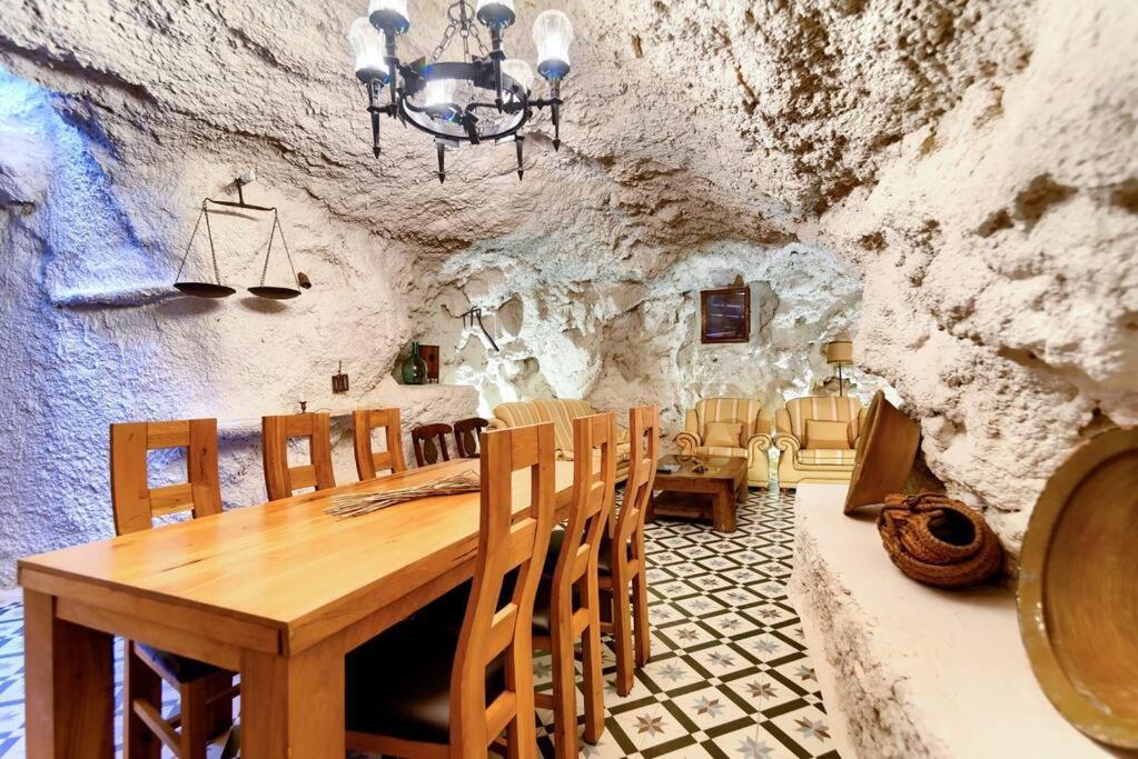 Cueva Con Jacuzzi A 20 Minutos De Valencia Villa Benaguacil Bagian luar foto